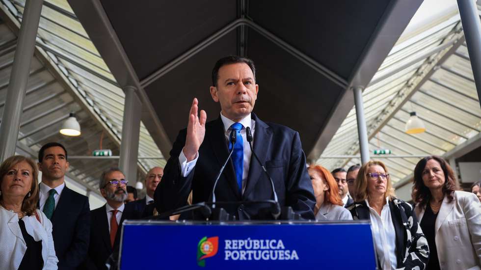 O primeiro-ministro, Luís Montenegro (C), durante o briefing no final do Conselho de Ministros no Mercado do Bolhão, no Porto, 02 de abril de 2025. JOSÉ COELHO/LUSA