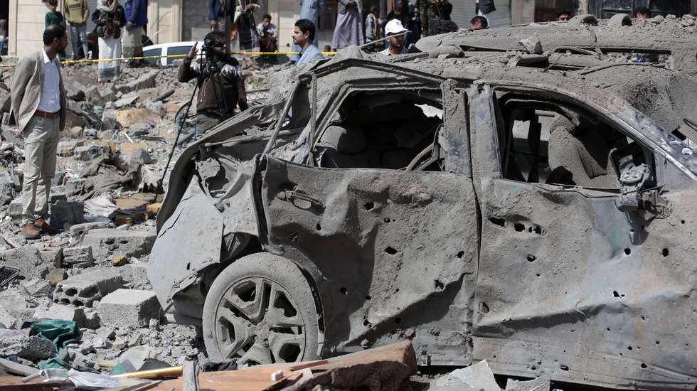 epa12015450 People inspect a damaged building after a US airstrike in Sana'a, Yemen, 07 April 2025. According to the Ministry of Health in the Houthi-administrated Sana'a, at least four were killed and 25 injured in a US airstrike on a residential building in the Sha'ub district on 06 April.  EPA/OSAMAH YAHYA