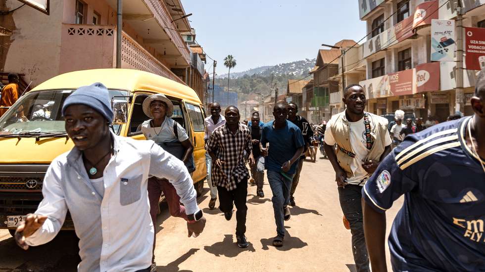 epa11928093 People run away from the site of a bomb blast in Bukavu, South Kivu province, Democratic Republic of Congo, 27 February 2025. Explosions occurred during a rally held by the M23 armed group attended by hundreds of people, almost two weeks after M23 seized control of Bukavu, the region’s second largest city.  EPA/YEONGSHIN MUBAWA