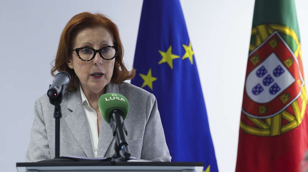 A ministra do Ambiente e Energia, Maria da Graça Carvalho, discursa na abertura da sessão de apresentação do Plano Social para o Clima (PSC), instrumento nacional financiado pelo Fundo Social para o Clima da União Europeia, na CCDR de Lisboa e Vale do Tejo, em Lisboa, 16 de abril de 2025. Este plano visa apoiar os grupos mais vulneráveis — como famílias e microempresas em situação de pobreza energética e/ou de mobilidade — na adaptação à nova fase do Comércio Europeu de Licenças de Emissão (CELE 2), que abrange emissões em edifícios e transportes. MANUEL DE ALMEIDA/LUSA