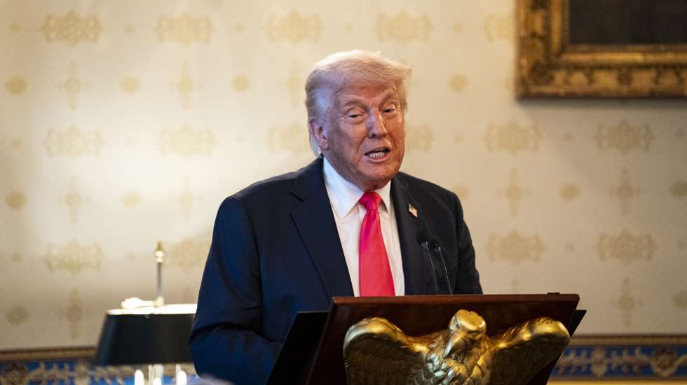 epa12036034 US President Donald Trump speaks during an Easter prayer service and dinner in the Blue Room of the White House in Washington, DC, USA, 16 April 2025.  EPA/AL DRAGO / POOL