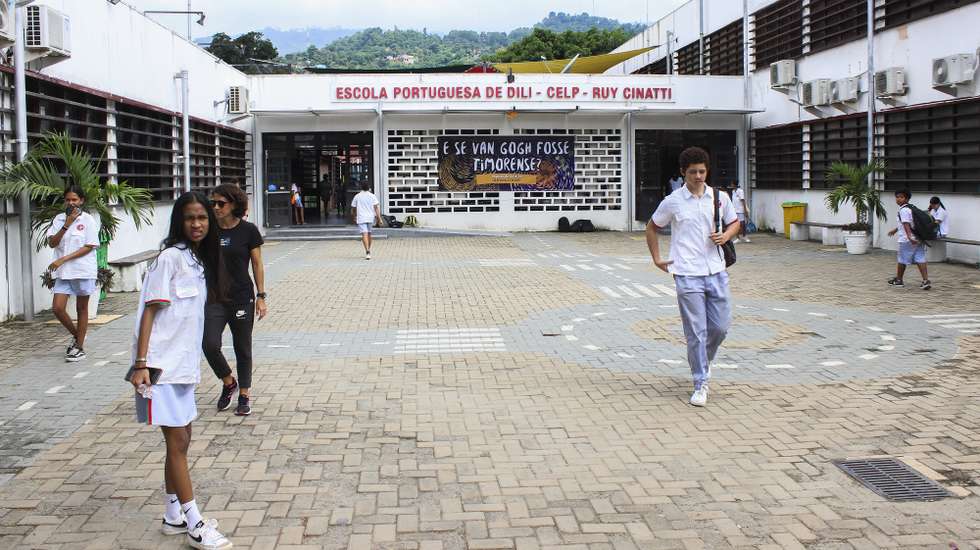 Alunos no pátio da Escola Portuguesa de Dili. Docentes na Escola Portuguesa de Timor-Leste, iniciaram uma greve convocada pelo Sindicato de Todos os Profissionais da Educação (S.TO.P), em Dili, Timor Leste, 27 de março de 2025. Os docentes nas Escolas Portuguesas de Timor-Leste, Moçambique, Angola e São Tomé e Príncipe iniciam hoje uma greve de dois dias pela "equidade de condições laborais entre docentes". ANTÓNIO AMARAL/ LUSA