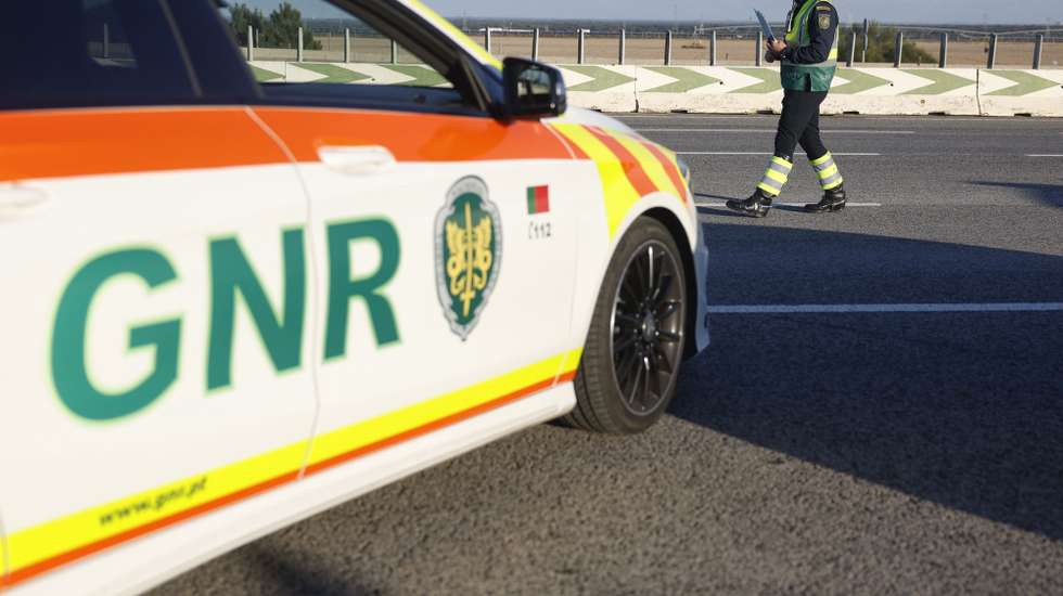 Um agente da Guarda Nacional Republicana (GNR), durante uma ação de fiscalização no âmbito da campanha “Festas MAIs Seguras”, nas portagens do Pinhal Novo, em Setúbal, 30 de dezembro de 2024. ANTÓNIO PEDRO SANTOS/LUSA