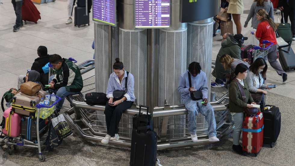 A maior parte dos controles de embarque do aeroporto Humberto Delgado em Lisboa, está a funcionar, registando-se às 10h00, dez voos cancelados e uma longa fila para a recuperação de bagagem perdida, 29 de abril de 2025. TIAGO PETINGA/LUSA