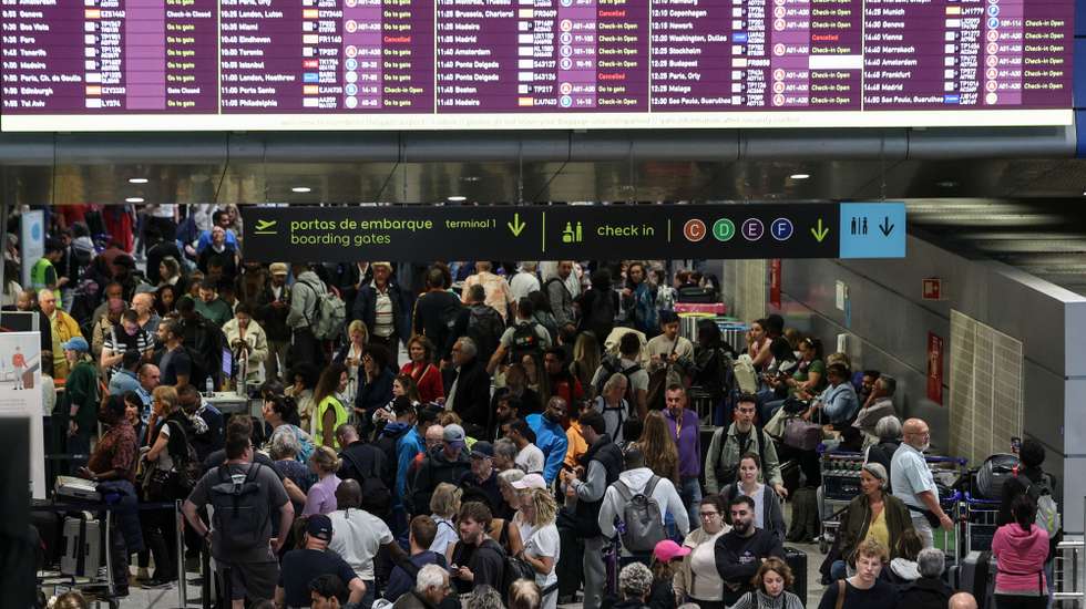 A maior parte dos controles de embarque do aeroporto Humberto Delgado em Lisboa, está a funcionar, registando-se às 10h00, dez voos cancelados e uma longa fila para a recuperação de bagagem perdida, 29 de abril de 2025. TIAGO PETINGA/LUSA