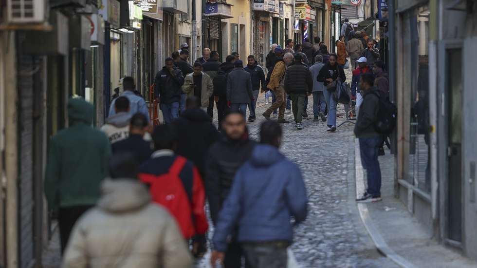 Populares caminham na Rua do Benformoso pouco antes da visita do líder do Chega, André Ventura, Lisboa, 23 de dezembro de 2024. A PSP realizou, na tarde de quinta-feira, 19 de dezembro, uma “operação especial de prevenção criminal” na zona do Martim Moniz, Lisboa, sobretudo para deteção de armas e droga.  MIGUEL A. LOPES/LUSA
