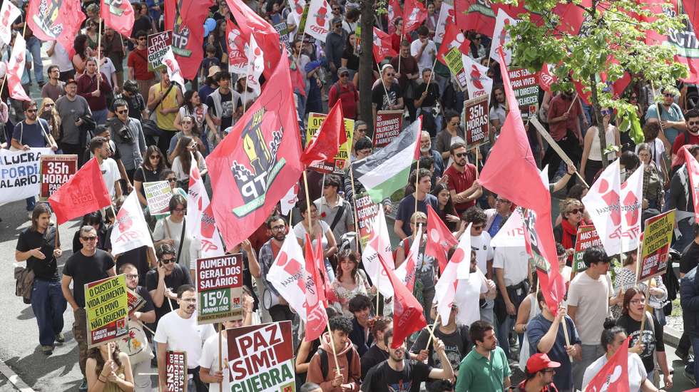 Manifestantes protestam durante a marcha do Dia do Trabalhador convocada pela CGTP-IN, entre o Martim Moniz e a Alameda D. Afonso Henriques, em Lisboa, 01 de maio de 2025. ANTÓNIO PEDRO SANTOS/LUSA