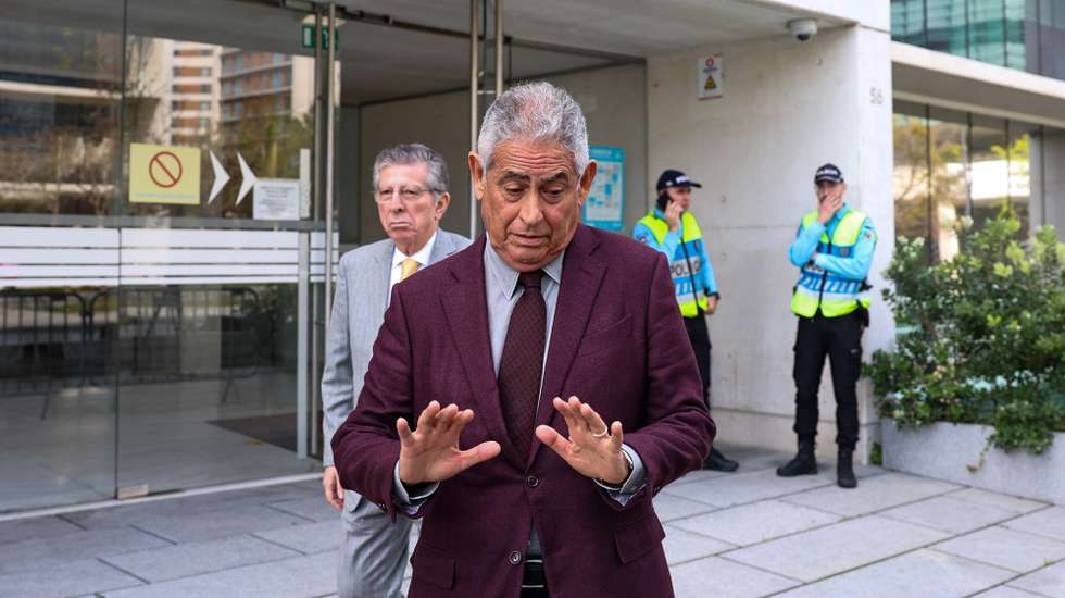 O ex-presidente do SL Benfica, Luís Filipe Vieira (D), acompanhado pelo advogado Manuel Magalhães (E), reage à saída do Tribunal, após o início do julgamento do processo "Saco Azul", que decorre no Campus da Justiça, em Lisboa, 09 de abril de 2025. Entre os arguidos, estão a SAD do Benfica, Benfica Estádio, Luís Filipe Vieira, Domingos Soares de Oliveira e Miguel Moreira, no processo em que a acusação do Ministério Público imputa ao ex-presidente do clube da Luz três crimes de fraude fiscal qualificada e 19 de falsificação de documento, tal como Miguel Moreira, ex-diretor financeiro do clube, e Domingos Soares de Oliveira, que continuou na SAD 'encarnada' depois da saída de Luís Filipe Vieira da direção do clube, em 2021. ANTÓNIO COTRIM/LUSA