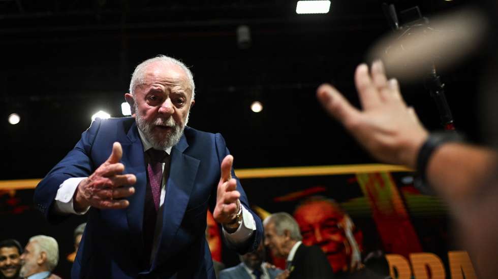 epa12007973 Brazil's President Luiz Inacio Lula da Silva waves during a ceremony to evaluate the first two years of his government at the Ulysses Guimaaes Convention Center in BrasÃ­lia, Brazil, 03 April 2025.  EPA/Andre Borges