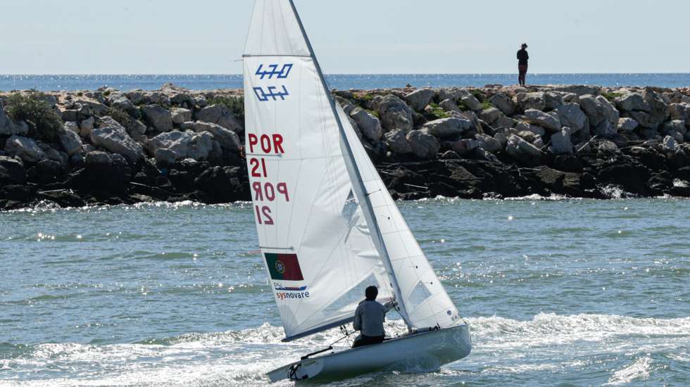 A dupla portuguesa de velejadores, Pedro e Diogo Costa, segunda posição da geral do campeonato do Mundo de classe 470, posam para a fotografia no início de mais uma regata que decorre em Vilamoura, Faro, 12 de março de 2021. Além do título de campeão do mundo, em Vilamoura luta-se pela única vaga ainda em aberto na classe para os Jogos Olímpicos Tóquio2020. LUÍS FORRA/LUSA