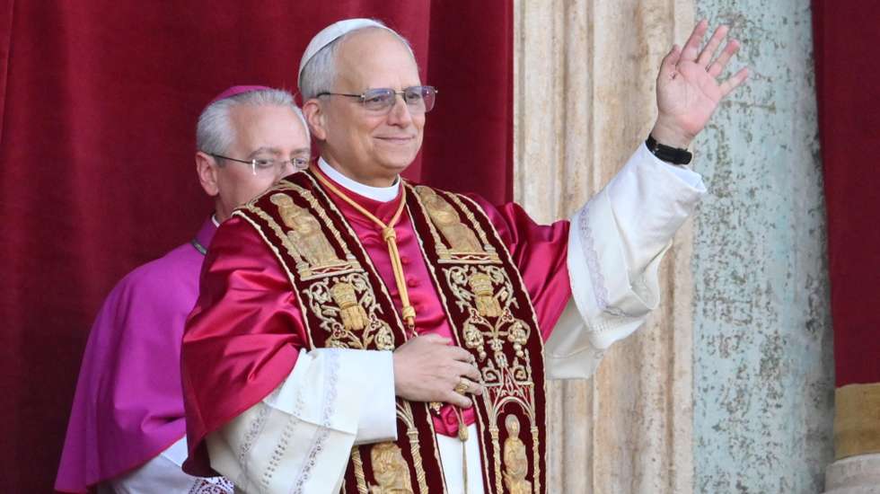 epa12084593 Newly elected Pope Leo XIV, Cardinal Robert Francis Prevost from the USA, greets faithfuls from the central loggia of Saint Peter's Basilica, Vatican City, 08 May 2025.  EPA/ALESSANDRO DI MEO