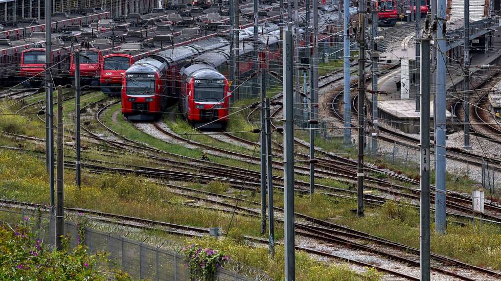 Comboios parados na estação de Campolide em dia de greve da CP convocada pelas organizações representativas dos trabalhadores para exigir aumentos salariais e a implementação do acordo de reestruturação das tabelas salariais nos termos em que foi negociado e acordado, Lisboa, 07 de maio de 2025. ANTÓNIO COTRIM/LUSA