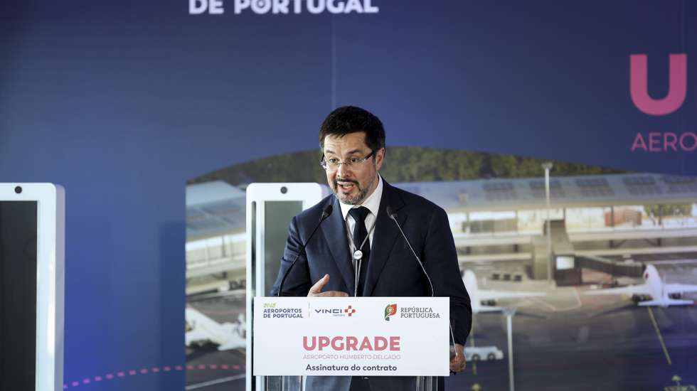 O presidente executivo da ANA Aeroportos de Portugal, Thierry Ligonnière, intervém na cerimónia de assinatura da consignação das obras do terminal do Aeroporto Humberto Delgado em Lisboa, 27 de novembro de 2024. FILIPE AMORIM/LUSA
