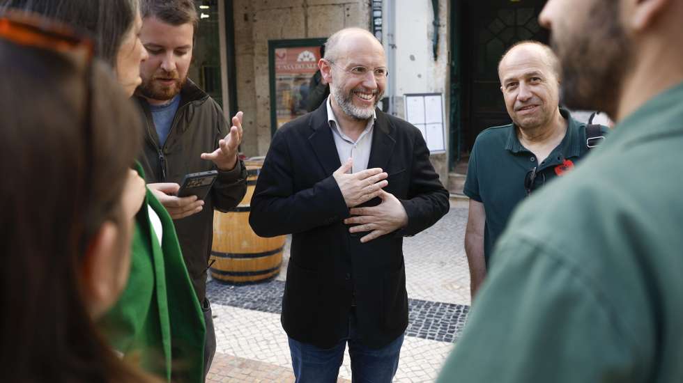 O porta-voz do Livre, Rui Tavares (C), à chegada para uma iniciativa referente aos 77 anos da Nakba (êxodo palestiniano durante e após a guerra árabe-israelita de 1948), na Casa do Alentejo, no âmbito da campanha para as eleições legislativas, em Lisboa, 14 de maio de 2025. ANTÓNIO PEDRO SANTOS/LUSA