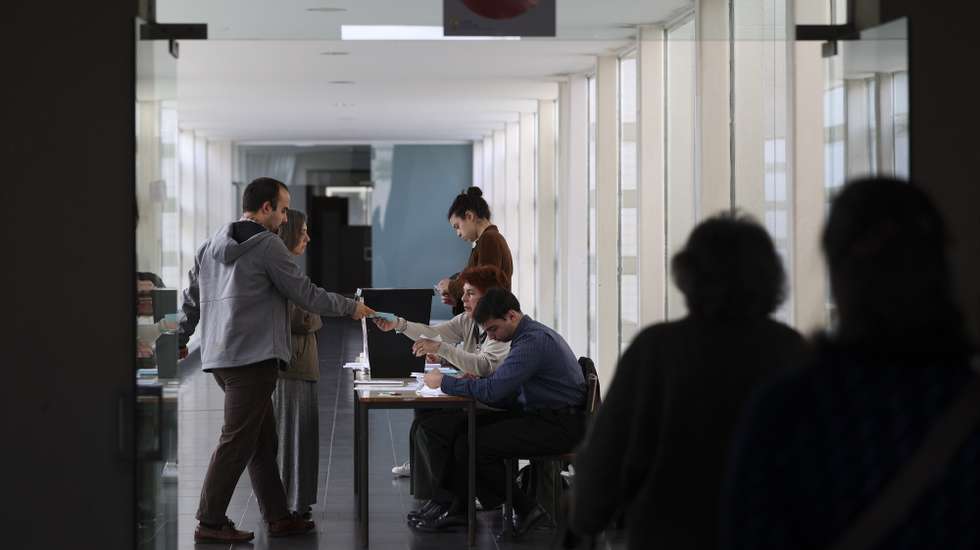 Mais de 333 mil eleitores podem votar hoje nas legislativas de 18 de maio, o maior número de sempre a decidir exercer o seu direito de voto antecipadamente desde que essa modalidade foi instituída, 11 de maio de 2025 na cidade universitária em Lisboa. TIAGO PETINGA/LUSA
