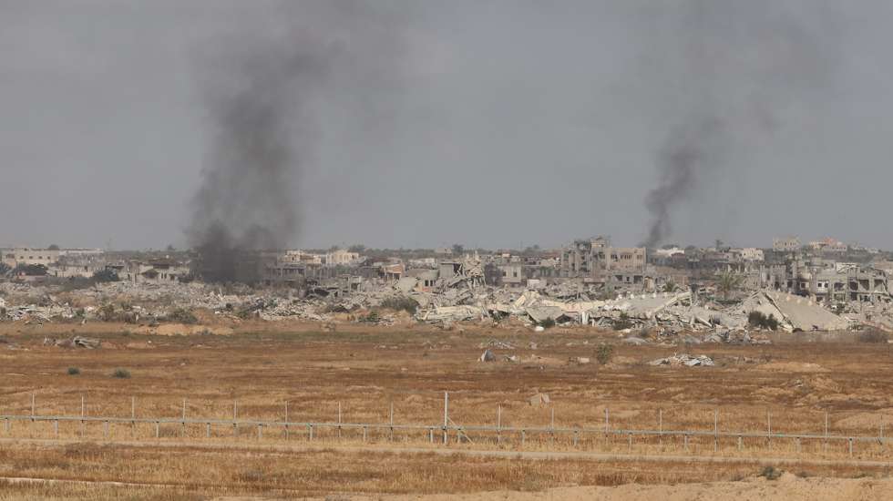 epa12115729 Smoke rises from ruined buildings in the Gaza Strip, as seen near the border with the Gaza Strip, southern Israel, 19 May 2025. The Israeli Defense Force has announced the launch of broad operations on Gaza Strip called 'Operation Gideon's Chariots', aimed to put pressure on Hamas to release the remaining Israeli hostages. Fifty-eight Israeli hostages remain in captivity  EPA/ABIR SULTAN