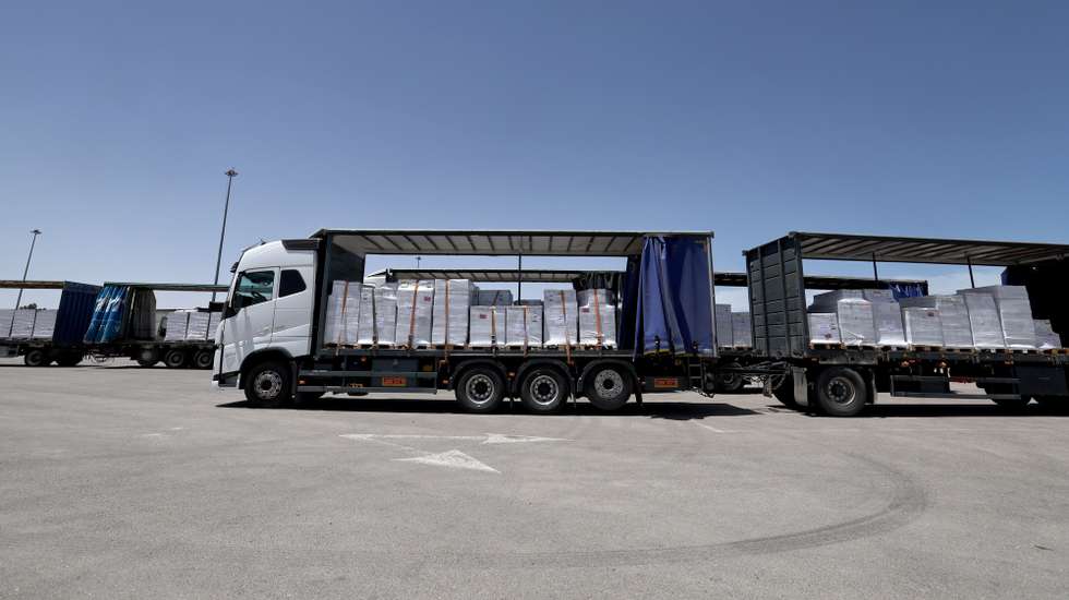 epa12118889 Trucks carrying aid wait to enter the Gaza Strip at the Kerem Shalom crossing, southern Israel, 20 May 2025. According to the UN half a million people, or one in five people in the Strip are facing starvation while the entire population of the Gaza Strip continues to face a critical risk of famine following 19 months of conflict, mass displacement and severe restrictions on humanitarian aid.  EPA/ATEF SAFADI