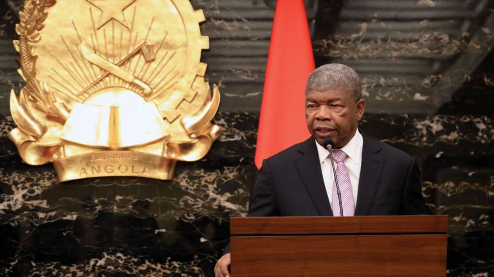 O Presidente de Angola, João Lourenço, intervém na conferência de imprensa conjunta com o Presidente de Moçambique, Daniel Chapo, (ausente da fotografia), após a assinatura de acordos entre os dois países, no Palácio Presidencial, em Luanda, Angola, 16 de maio de 2025. Nesta visita de dois dias, a convite de João Lourenço, com o objetivo de reforçar as relações bilaterais e identificar oportunidades de investimentos e cooperação económica, Daniel Chapo faz-se acompanhar de uma delegação que integra os ministros dos Negócios Estrangeiros e Cooperação, Maria dos Santos Lucas, dos Recursos Minerais e Energia, Estevão Pale, da Economia, Basílio Muhate, e dos Transportes e Logística, João Matlombe, bem como do secretário de Estado do Tesouro e do Orçamento, Amílcar Tivane. AMPE ROGÉRIO/LUSA