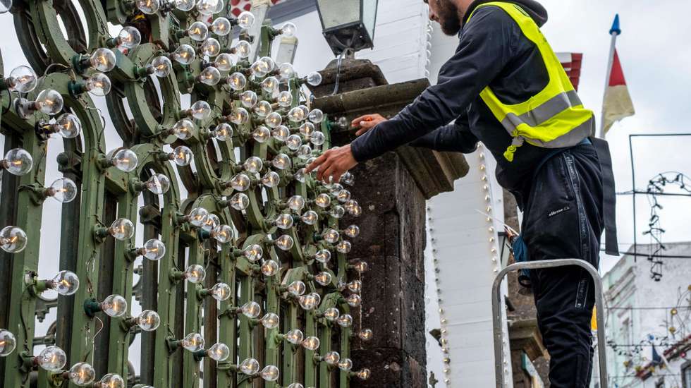 No Campo de São Francisco, “coração” das Festas do Santo Cristo, em Ponta Delgada, fazem-se os últimos preparativos, testam-se milhares de lâmpadas, os comerciantes desdobram-se e os peregrinos aglomeram-se junto ao Santuário, mantendo viva a fé, Ponta Delgada, Açores, 21 de maio de 2025. As Festas do Santo Cristo dos Milagres começam na sexta-feira, em Ponta Delgada, tendo como um dos pontos altos a procissão que, no próximo domingo, percorre as ruas da cidade, cortejo que se realiza desde 1700. (ACOMPANHA TEXTO DE 22 DE MAIO DE 2025). EDUARDO COSTA/LUSA
