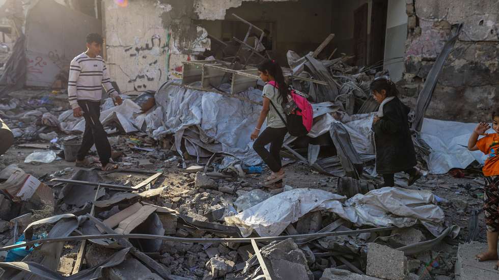 epa12125318 Palestinians inspect a destroyed building following an Israeli airstrike in Al Nasr street in Gaza City, northern Gaza Strip, 22 May 2025. More than 53,600 Palestinians have been killed in the Gaza Strip, according to the Palestinian Ministry of Health, since Israel launched a military campaign in the strip in response to a cross-border attack led by the Palestinian militant group Hamas on 07 October 2023, in which about 1,200 Israelis were killed and more than 250 taken hostage.  EPA/MOHAMMED SABER