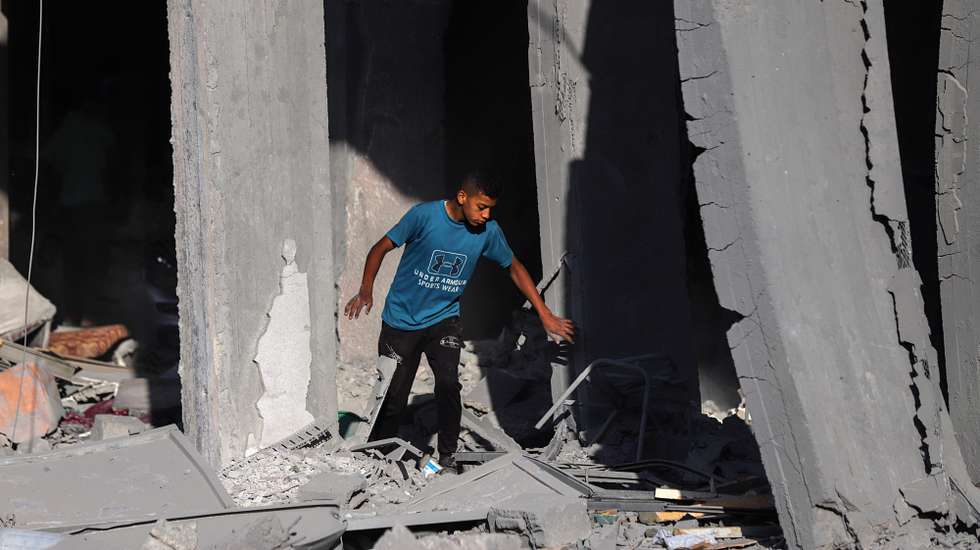epa12125324 A Palestinian boy inspects a destroyed building following an Israeli airstrike in Al Nasr street in Gaza City, northern Gaza Strip, 22 May 2025. More than 53,600 Palestinians have been killed in the Gaza Strip, according to the Palestinian Ministry of Health, since Israel launched a military campaign in the strip in response to a cross-border attack led by the Palestinian militant group Hamas on 07 October 2023, in which about 1,200 Israelis were killed and more than 250 taken hostage.  EPA/MOHAMMED SABER
