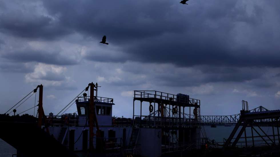 epa12128014 Birds fly against dense clouds during rainfall, in Kolkata, eastern India, 23 May 2025. The India Meteorological Department (IMD) issued a Red Alert for Bengal and Karnataka in anticipation of heavy downpours during the upcoming weekend due to Cyclone Shakti.  EPA/PIYAL ADHIKARY