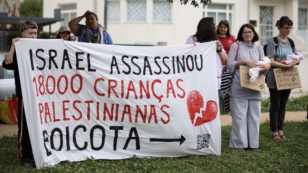 Participantes durante ação pelo fim do genocídio em Gaza por ocasião do Dia Mundial da Criança. No âmbito das comemorações do Dia Mundial da Criança (01 de junho), um movimento de cidadãos, em colaboração com o Coletivo pela Libertação da Palestina e o grupo Parents for Peace, promove, em várias cidades do país, ações coordenadas de sensibilização para o sofrimento das crianças palestinianas e em defesa do fim do genocídio na Faixa de Gaza. Na sua vertente informativa, o protesto conta com a interação entre participantes e transeuntes de forma a partilhar factos relativos ao impacto dos bombardeamentos, das incursões terrestres e do bloqueio que tem impedido quase totalmente a entrada de assistência humanitária na faixa de Gaza. Porto, 1 Junho 2025, MANUEL FERNANDO ARAUJO/LUSA