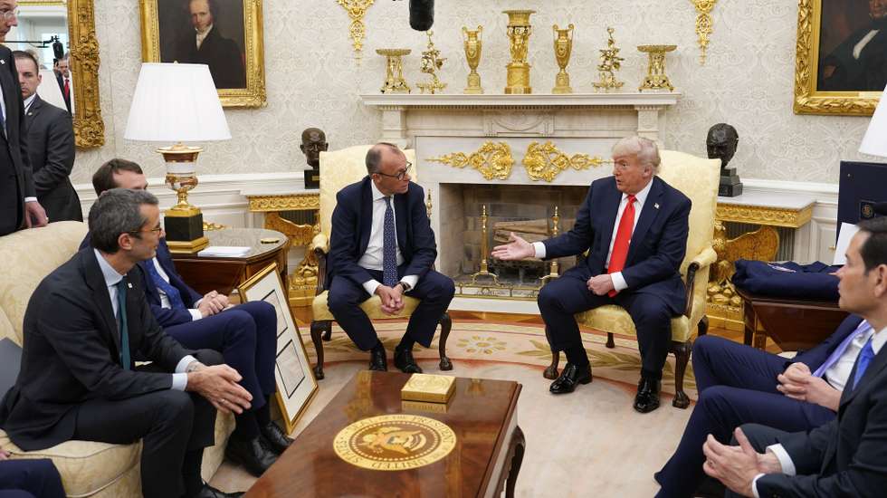 epa12158335 US President Donald Trump (C-R) and German Chancellor Friedrich Merz (C-L) meet at the Oval Office of the White House in Washington, DC, USA, 05 June 2025.  EPA/CHRIS KLEPONIS / POOL