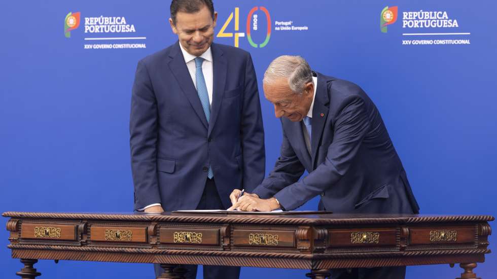 Portuguese President, Marcelo Rebelo de Sousa (R), flanked by Portuguse Prime Minister, Luis Montenegro, signs the Lisbon Declaration during the ceremony commemorating the 40th anniversary of the signing of the Treaty of Accession of Portugal to the European Communities, at the Jerónimos Monastery in Lisbon, June 12, 2025.  JOSE SENA GOULAO/LUSA