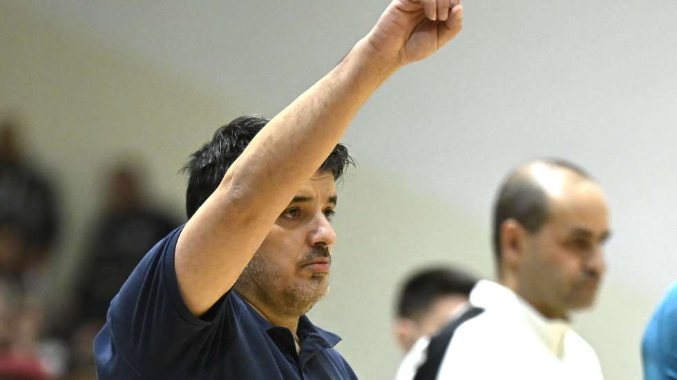 O treinador do Sporting, Nuno Dias, reage durante o jogo da final da Taça da Liga masculina de Futsal entre a Quinta dos Lombos e o Sporting, realizado no Pavilhão de Desportos de Vila do Conde, 23 de fevereiro de 2025. FERNANDO VELUDO/LUSA