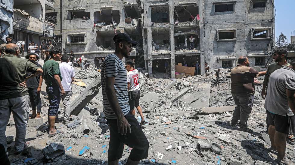 epa12162068 Palestinians search for bodies and survivors among the rubble of a destroyed house following an Israeli airstrike on Al Sabra neighborhood in Gaza City, 07 June 2025. According to the Palestinian Civil Defense in Gaza, at least 15 people were killed and several others were injured after the strike. More than 54,600 Palestinians have been killed in the Gaza Strip, according to the Palestinian Ministry of Health, since Israel launched a military campaign in the strip in response to a cross-border attack led by the Palestinian militant group Hamas on 07 October 2023, in which about 1,200 Israelis were killed and more than 250 taken hostage.  EPA/MOHAMMED SABER
