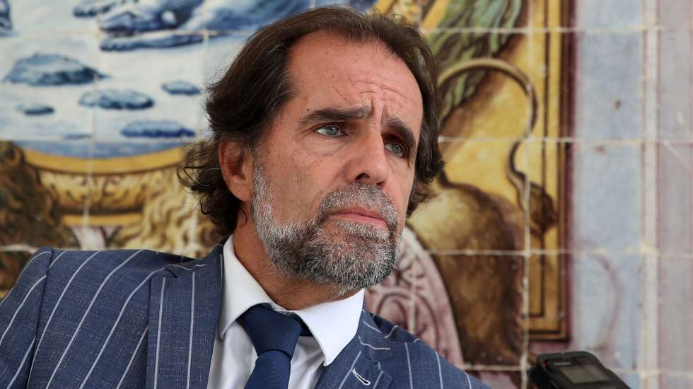 O presidente do Governo Regional da Madeira, Miguel Albuquerque, em entrevista à agência Lusa, na Quinta Vigia, no Funchal, ilha da Madeira, 13 de maio de 2025. O presidente do Governo da Madeira (PSD/CDS-PP), o social-democrata Miguel Albuquerque, considera, a propósito das legislativas de domingo, que os portugueses querem um executivo estável para acabar com a “histeria justicialista” e os “populismos que andam aí à solta”. (ACOMPANHA TEXTO DA LUSA DO DIA 16 DE MAIO DE 2025). HOMEM DE GOUVEIA/LUSA