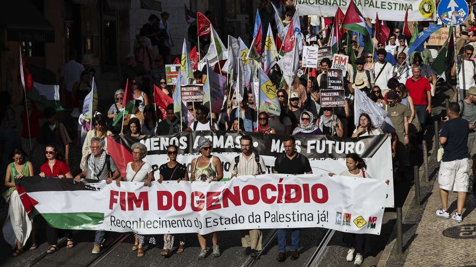 Manifestação "Fim ao Genocídio! Reconhecimento do Estado da Palestina Já!", promovida pelo Conselho Português para a Paz e Cooperação (CPPC), Confederação Geral dos Trabalhadores Portugueses – Intersindical Nacional (CGTP-IN), Movimento pelos Direitos do Povo Palestino e pela Paz no Médio Oriente (MPPM) e Projeto Ruído - Associação Juvenil, Lisboa, 17 de junho de 2025. A manifestação parte do Largo do Chiado até à Assembleia da República. ANTÓNIO COTRIM/LUSA