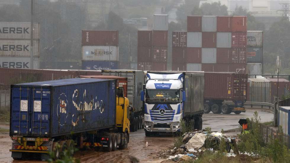 epa12009191 Long-distance trucks queue to collect containers at a major cargo depot in Johannesburg, South Africa, 04 April 2025. South Africa's export industry is coming to terms with the recently announced export trade tariff with a base rate of 30 percent that was imposed by US President Donald Trump.  EPA/KIM LUDBROOK