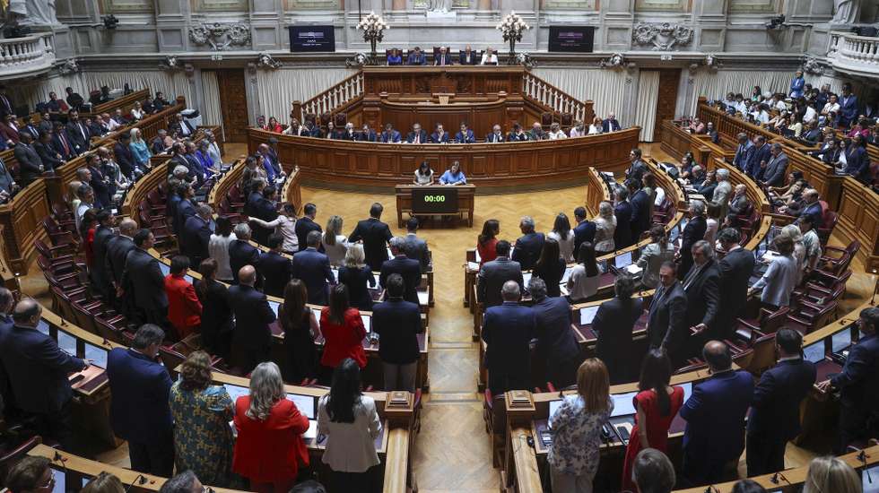 Votação da moção de rejeição 1/XVII do PCP ao governo na sessão plenária de apresentação do Programa do XXV Governo Constitucional, na Assembleia da República, em Lisboa, 18 de junho de 2025. O parlamento chumbou hoje a moção de rejeição do PCP ao Programa do XXV Governo Constitucional, com votos contra do PSD, Chega, PS, IL, CDS-PP e JPP, abstenção de PAN e votos favoráveis de PCP, Livre e BE. MIGUEL A. LOPES/LUSA