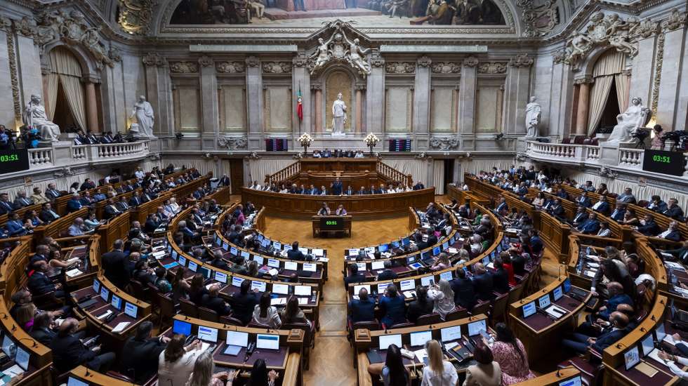 O primeiro-ministro, Luis Montenegro, usa da palavra durante a sessão plenária de apresentação do Programa do XXV Governo Constitucional, na Assembleia da República, em Lisboa, 17 de junho de 2025. JOSÉ SENA GOULÃO/LUSA