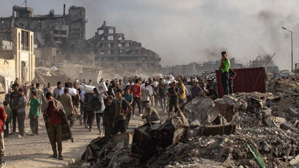 epa12191498 Displaced Palestinians carry relief packages along Rashid Street, west of Jabalia, 22 June 2025, after humanitarian aid trucks entered the northern Gaza Strip through the Israeli-controlled Zikim crossing, northwest of Gaza City. More than 55,700 Palestinians have been killed in the Gaza Strip, according to the Palestinian Ministry of Health, since Israel launched a military campaign in the strip in response to a cross-border attack led by the Palestinian militant group Hamas on 07 October 2023.  EPA/HAITHAM IMAD