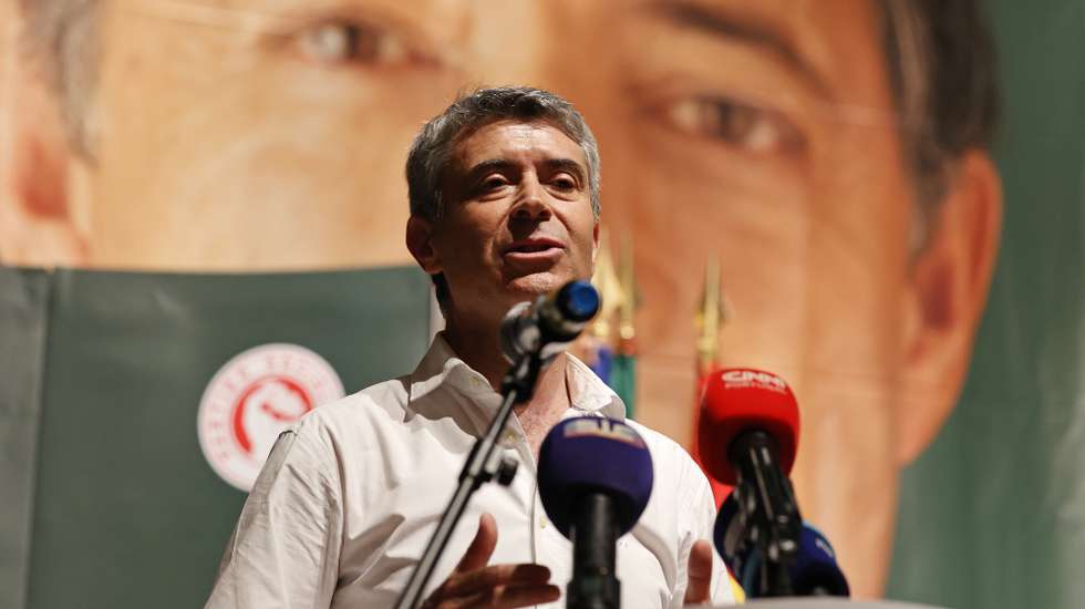 O novo secretário-geral do Partido Socialista (PS), José Luís Carneiro, discursa na sessão de encerramento da convenção "Évora Viva", no Teatro Garcia de Resende, em Évora, 29 de junho de 2025. NUNO VEIGA/LUSA