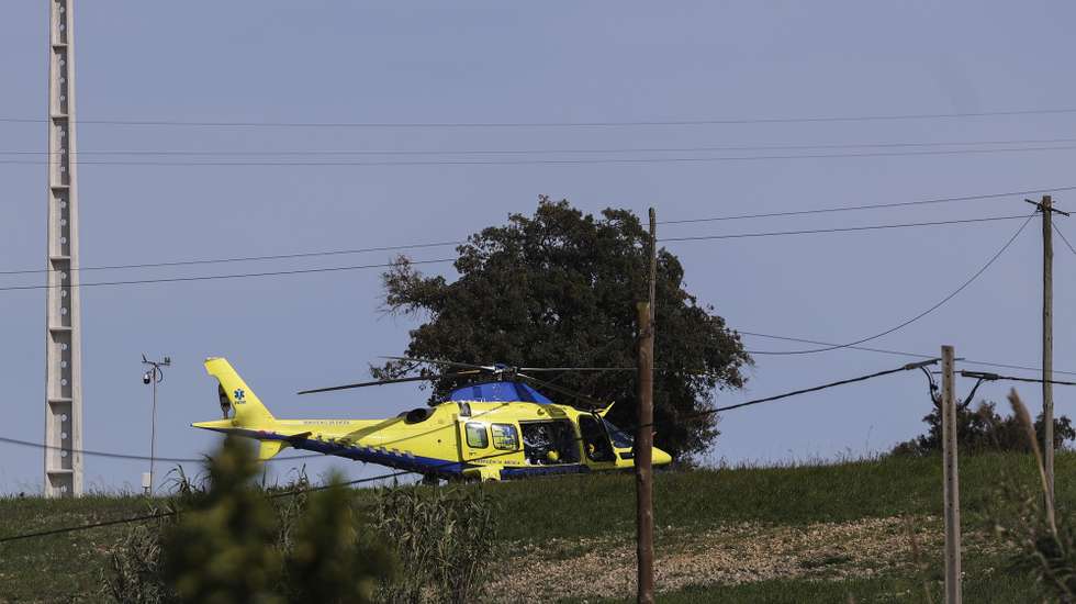 Um helicóptero do INEM após um acidente entre um autocarro e uma viatura pesada de mercadorias que provocou hoje 27 feridos, na Estrada Nacional 3 (EN3), na zona de Cruz do Campo, Cartaxo, Santarém, 8 de abril de 2025. A estrada foi cortada nos dois sentidos e de acordo com o site da Autoridade Nacional de Emergência e Proteção Civil, o alerta para o acidente foi dado às 14:23 e foram mobilizados 59 operacionais, apoiados por 26 viaturas terrestres e um helicóptero. MIGUEL A. LOPES/LUSA
