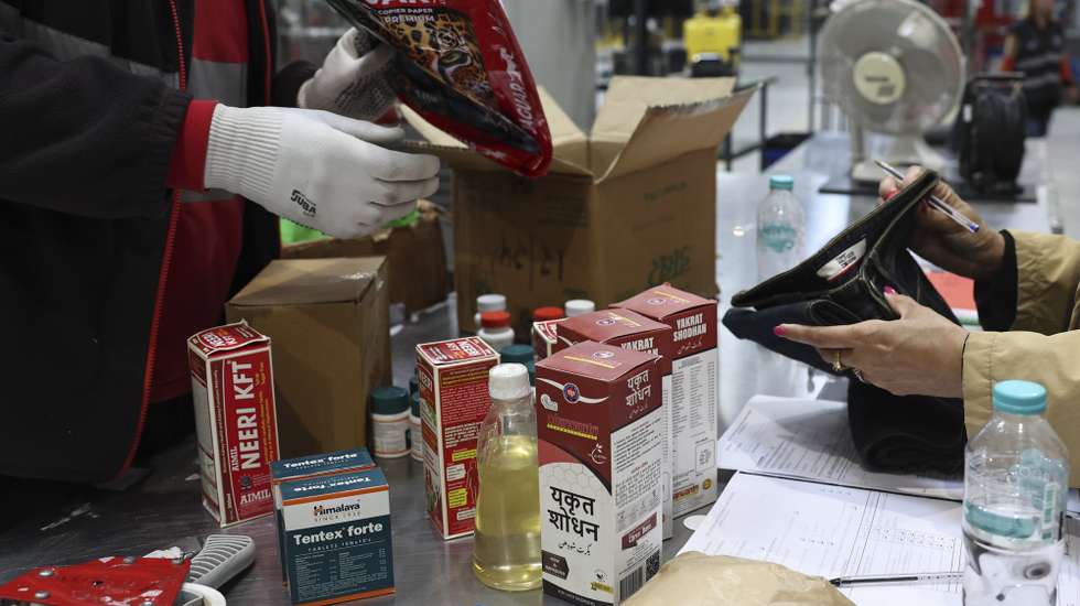 Elementos do Infarmed, da Autoridade Tributária e da Polícia Judiciária participam na operação internacional Pangea, coordenada pela Interpol e focada no combate à venda ‘online’ de medicamentos falsificados, que decorreu em instalações dos CTT, na região de Lisboa, 10 de abril de 2025. A operação anual Pangea, decorreu desta vez entre dezembro de 2024 e maio de 2025, mas durante todo o ano, graças a um protocolo específico, o Infarmed e a AT verificam encomendas e a autoridade do medicamento analisa e decide se se trata de um medicamento com suspeita de falsificação, ou não, e qual o destino a dar-lhe. (ACOMPANHA TEXTO DA LUSA DO DIA 05 DE JULHO 2025). ANTÓNIO COTRIM/LUSA