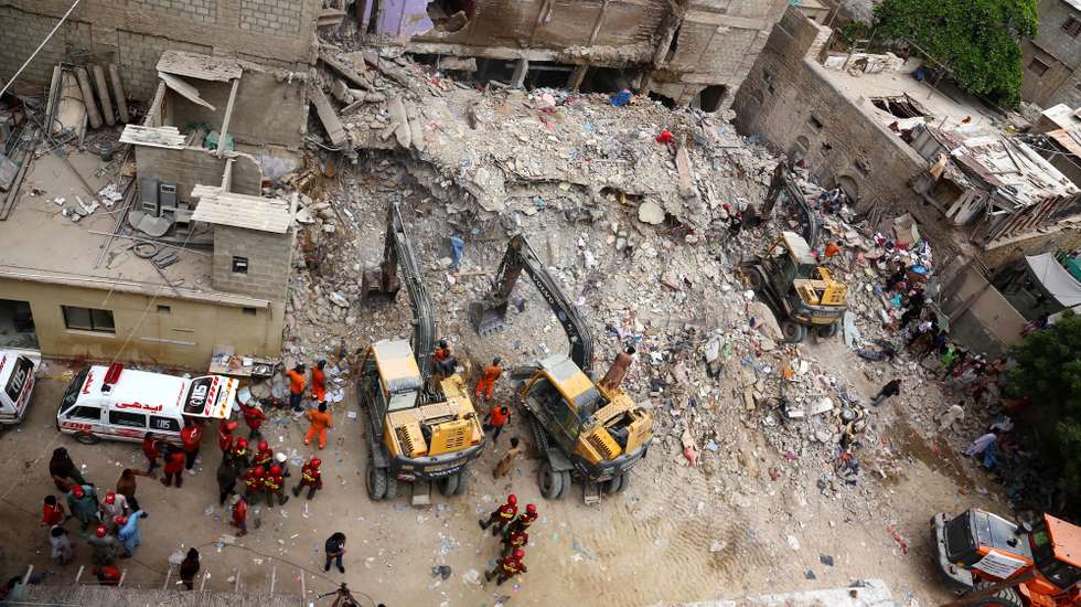epa12217173 Rescuers search among the rubble at the site of a building collapse in Karachi, Pakistan, 05 July 2025. Rescue teams recovered more bodies overnight after a five-storey building collapsed on 04 July in Karachi, raising the death toll to at least 15.  EPA/REHAN KHAN