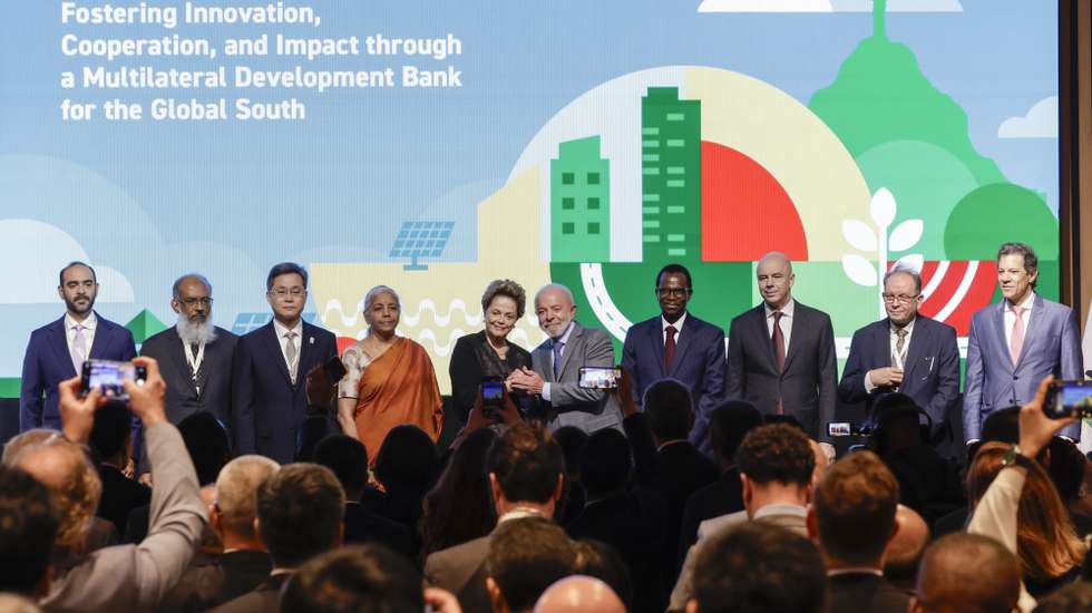 epa12215775 New Development Bank (NDB) President Dilma Rousseff (C), accompanied by Brazilian President Luis Inacio Lula da Silva (C-R) and representatives of the bank's member countries, pose during the opening ceremony of the 10th Annual Meeting of the NDB at the Fairmont Hotel in Copacabana, Rio de Janeiro, Brazil, 04 July 2025.  EPA/ANDRE COELHO
