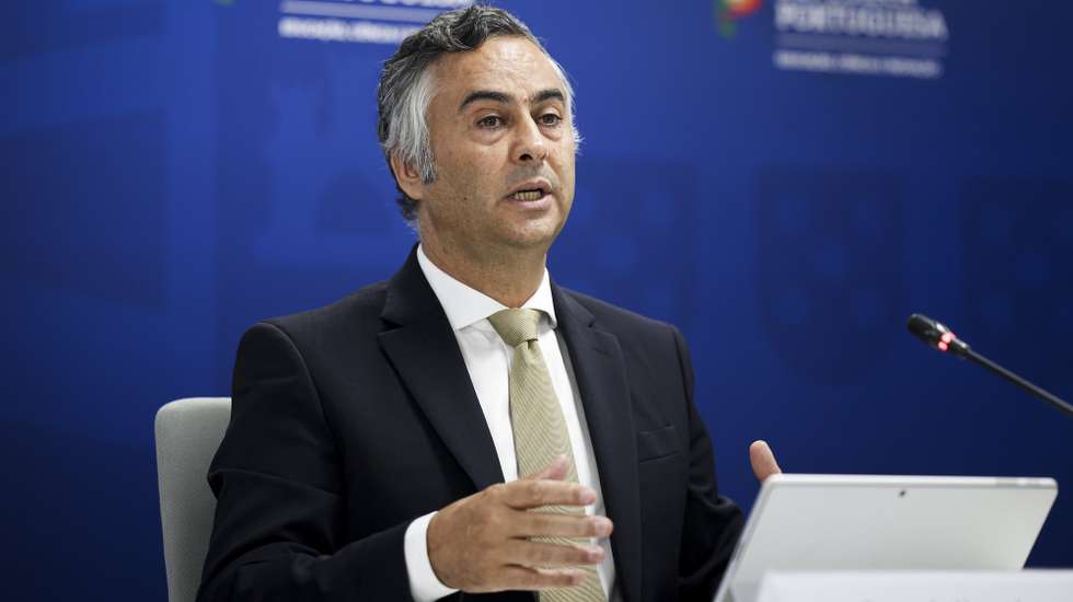 O ministro da Educação, Ciência e Inovação, Fernando Alexandre, durante a conferência de imprensa sobre as novas regras de utilização de smartphones em recintos escolares, revisão da disciplina de Cidadania e Desenvolvimento, projeto-piloto dos manuais digitais e aprendizagens essenciais, no Ministério da Educação em Lisboa, 08 de julho de 2025. FILIPE AMORIM/LUSA