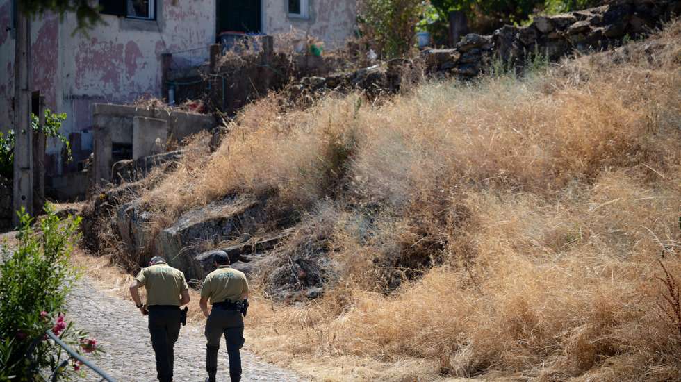 Elementos da Guarda Nacional Republicana (GNR) durante a fiscalização da limpeza de terrenos, em Alijó, Vila Real, 7 de Julho de 2025. ( ACOMPANHA TEXTO DA LUSA DO DIA 9 DE JULHO DE 2025). PEDRO SARMENTO COSTA/LUSA