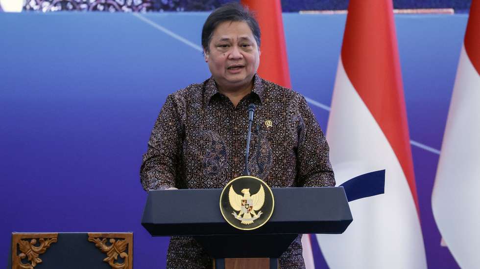 epa12017283 Indonesian Coordinating Minister for Economic Affairs, Airlangga Hartarto, delivers a speech during an economic policy meeting with relative national leaders about US high tariffs, in Jakarta, Indonesia, 08 April 2025. Subianto gave directions for negotiations with the US over reciprocal tariffs.  EPA/MAST IRHAM