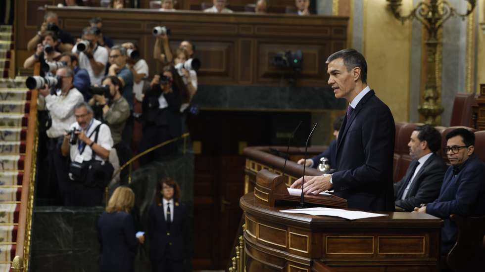 epa12226069 Spanish Prime Minister Pedro Sanchez (R) delivers a speech during the weekly plenary session at the Congress of Deputies in Madrid, Spain, 09 July 2025. Spanish Prime Minister, Pedro Sanchez is to launch a new anti-corruption measures package to deal with a crisis that affects ruling Socialist Party and he is to inform on lastest NATO summit.  EPA/MARISCAL