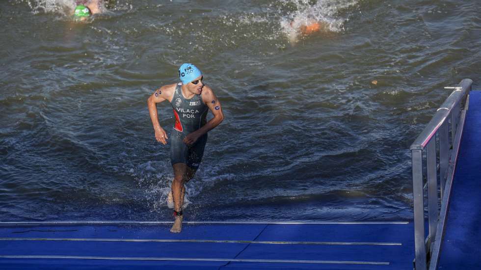 O atleta português Vasco Vilaça (C) durante a prova de triatlo a contar para os Jogos Olímpicos de Paris, que decorrem na cidade entre 29 de julho e 11 de agosto, em Paris, França, 5 de Agosto de 2024. HUGO DELGADO/LUSA
