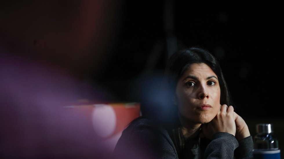 A coordenadora do Bloco de Esquerda, Mariana Mortágua, durante um debate com trabalhadores da indústria vidreira “Respeita quem faz turnos”, no âmbito da campanha para as eleições legislativas, na Marinha Grande, 7 de maio de 2025. PAULO CUNHA/LUSA
