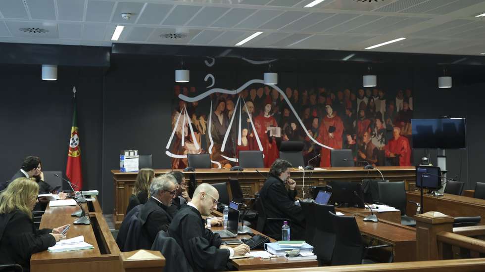 Sala do Tribunal onde se vai iniciar hoje o julgamento do criador do Football Leaks, Rui Pinto (ausente da foto), no Campus da Justiça, em Lisboa, 13 de janeiro de 2025. Rui Pinto vai responder em julgamento por 201 crimes de acesso ilegítimo qualificado, 23 crimes de violação de correspondência agravados e 18 crimes de dano informático. ANTÓNIO COTRIM/LUSA