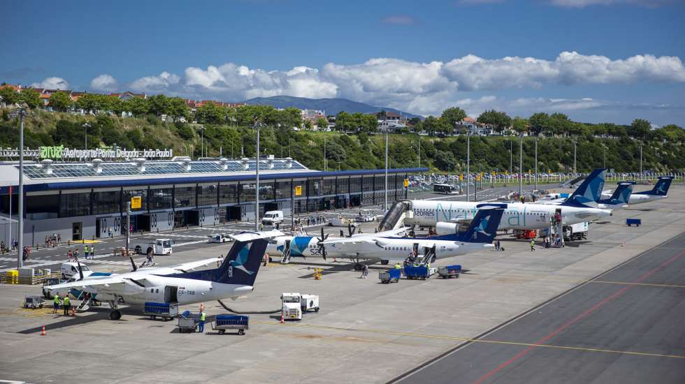 Aviões da Azores Airlines, no Aeroporto João Paulo II em Ponta Delgada, Açores